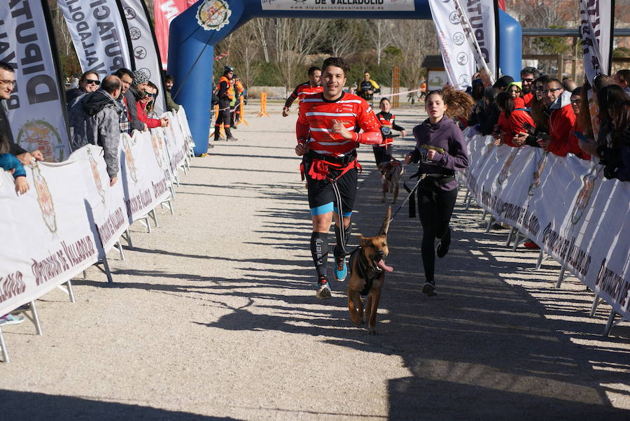 María Martínez entrando en meta como vencedora con su perro Kobe. 