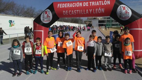 Los niños de Arroyo en la linea de salida. 