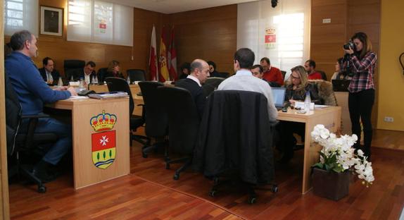 Momento del pleno municipal de enero en Arroyo.-