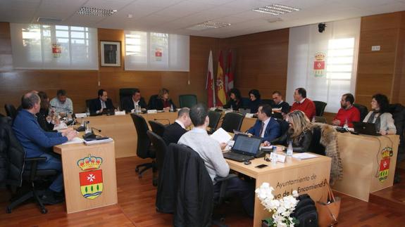 Pleno en el que se exigieron las responsabilidades por parte de la portavoz del PSOE, al fondo, vestida de azul. 