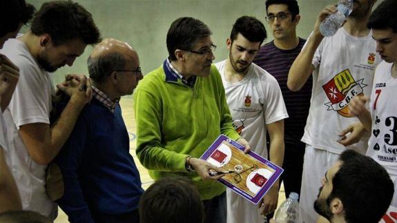 Roberto González y Alfredo Calle trazando una jugada sobre la pizarra en un tiempo muerto. 