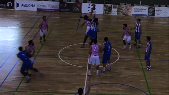 Salto incial del partido de la primera vuelta disputado en La Vega. 