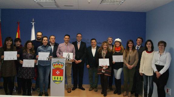 Participantes en el curso con sus diplomas acreditativos, profesores, responsables, autoridades y patrocinadores. 