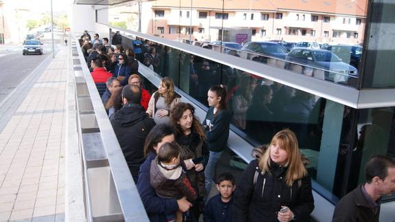 Largas colas en la Casa de Cultura de La Flecha para conseguir las entradas para el concierto de David Bisbal en Arroyo. 