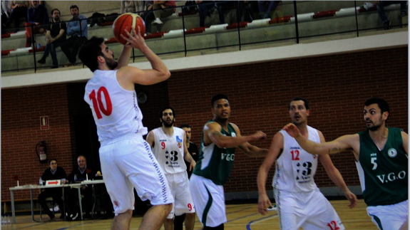Lanzamiento de un jugador del C. B. La Flecha. 