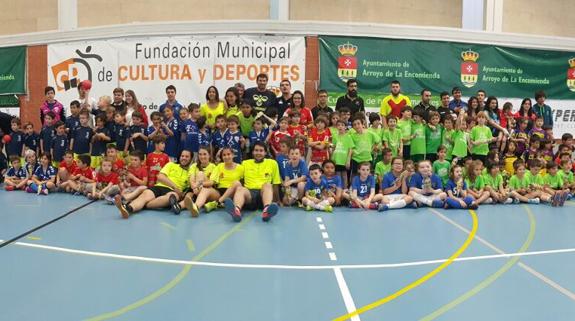 Niños participantes en el torneo de balonmano de Arroyo. 