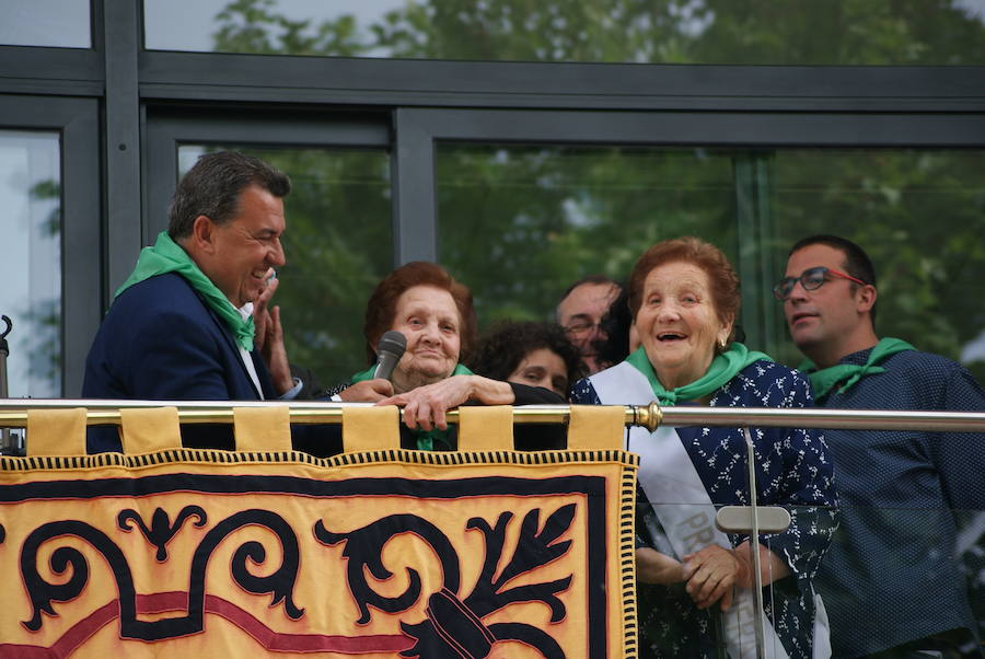 Las dos pregoneras de Arroyo,Teodosia Burguillo y Mª Luisa Zalama, junto al alcalde, José Manuel Barrio. 