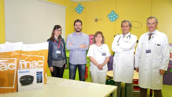 Acto de entrega de los reproductores de música en el hospital Río Hortega. 