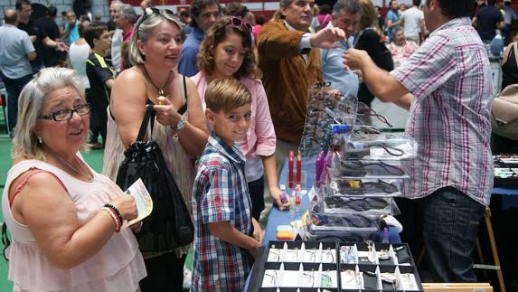 Una familia disfrutando en El Mercado de Arroyo. 