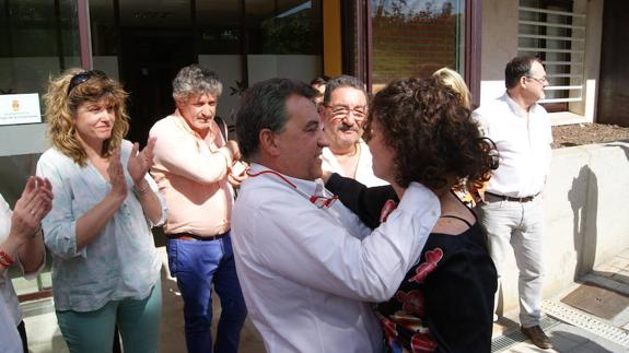 El alcalde de Arroyo, José Manuel Barrio, despide a Mónica González tras abandonar su cargo de concejal por Sisepa en Arroyo. 