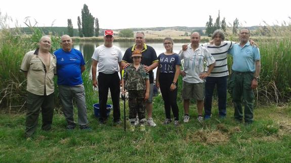 Participantes en el torneo con motivo de San Antonio de Padua de pesca. 