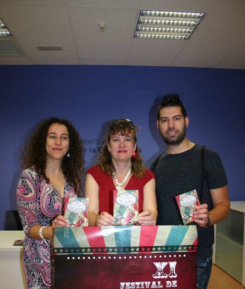 Isabel Mansilla, concejal de Cultura de Arroyo, en el centro, con Noelia Muelas y Rubén Pereiras, de Más que Teatro. 