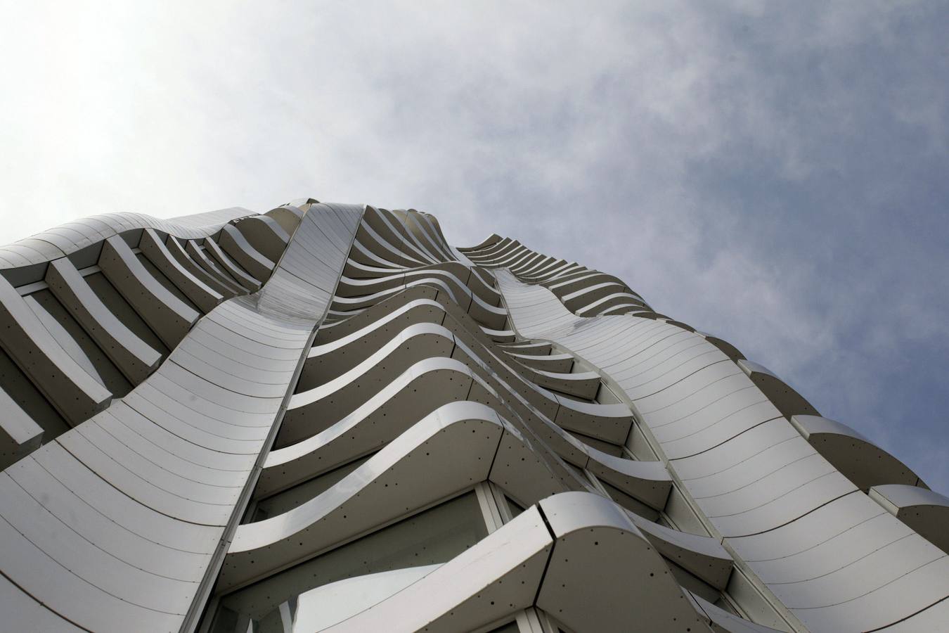 Torre residencial en Manhattan. Vista de la fachada de la torre residencial de lujo en el Bajo Manhattan de Nueva York.