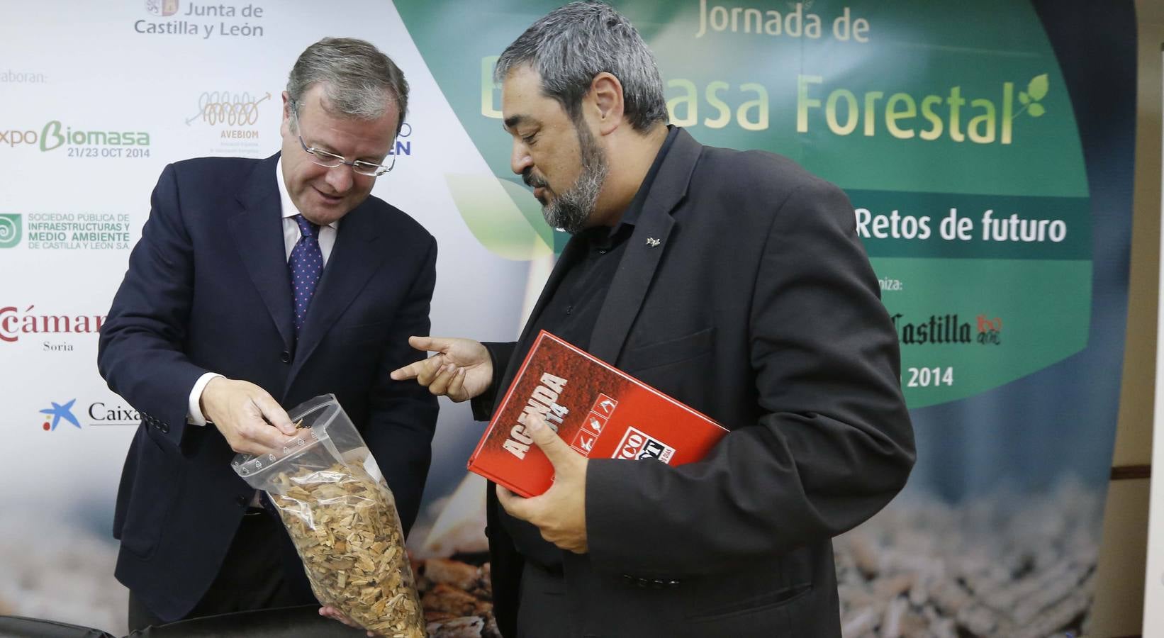 El consejero de Medio Ambiente, Antonio Silván, charla con el director de El Norte, Carlos Aganzo.