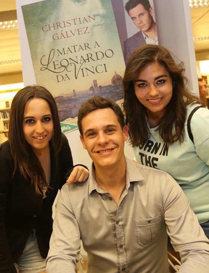 Christian Gálvez firma libros en la librería de El Corte Inglés