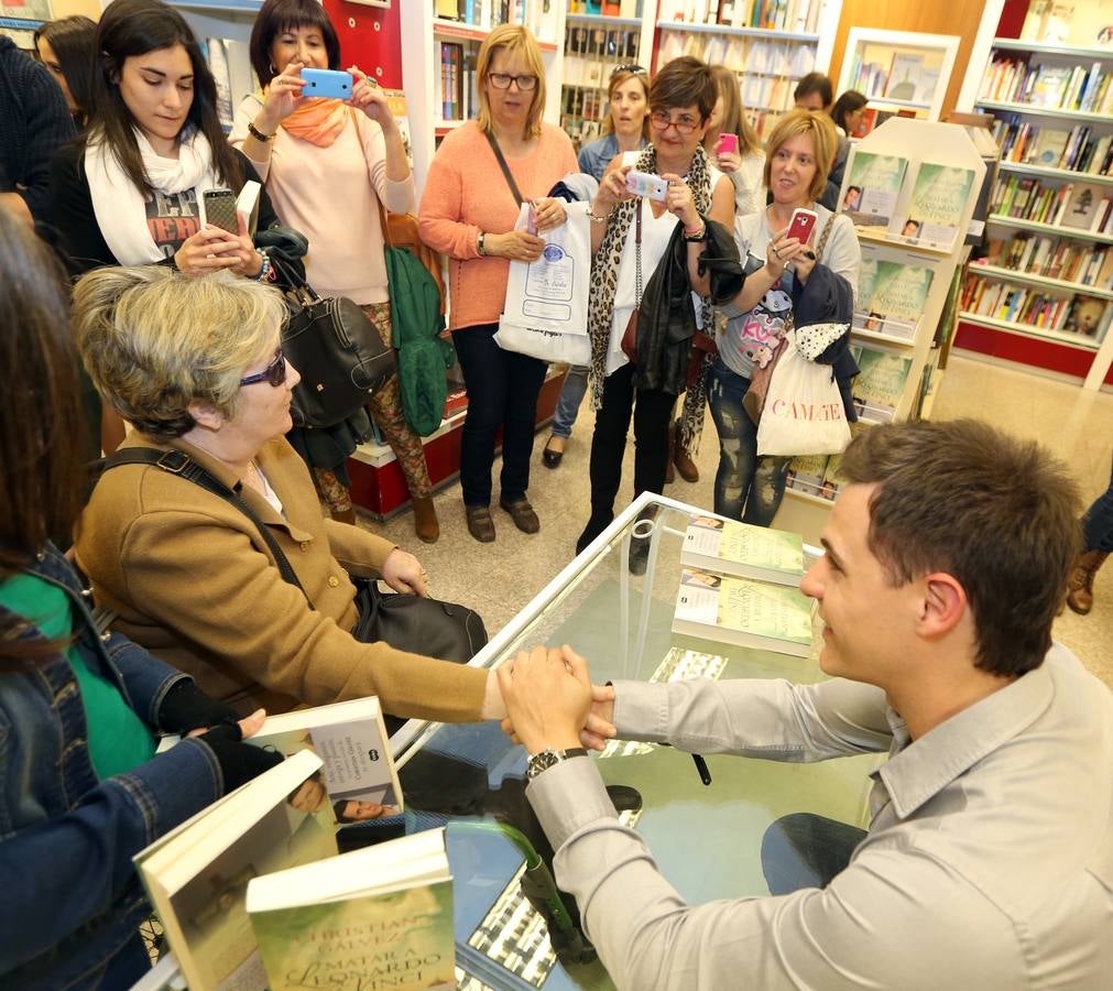 Christian Gálvez firma libros en la librería de El Corte Inglés