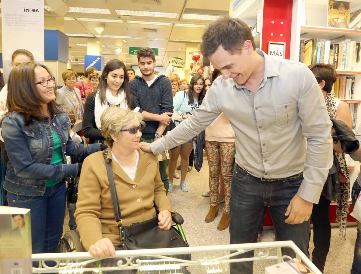 Christian Gálvez firma libros en la librería de El Corte Inglés