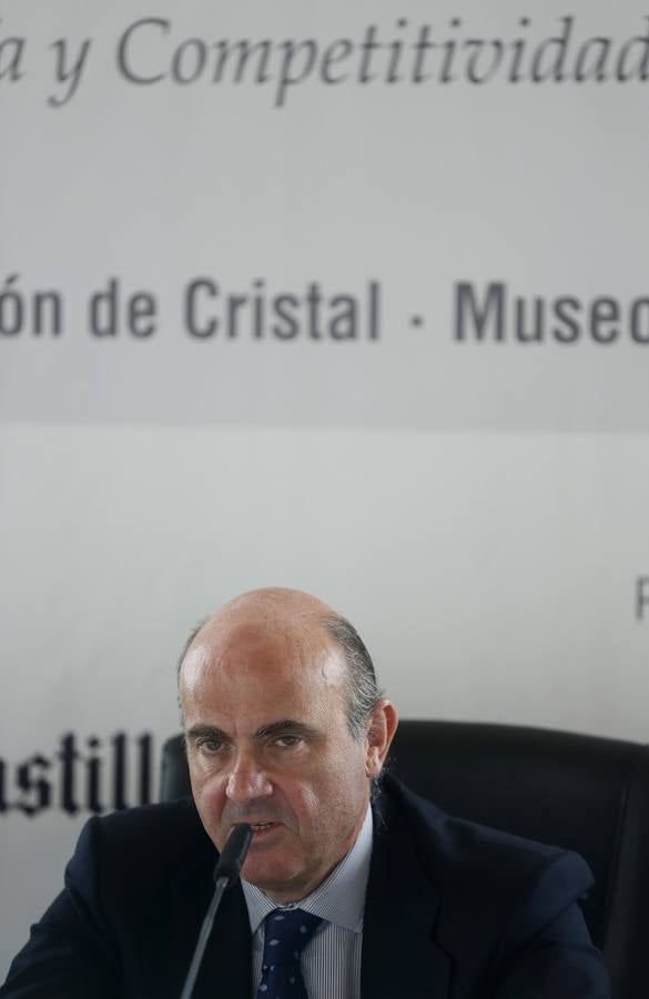 El ministro de Economía, Luis de Guindos en el Foro Empresarial de El Norte en Valladolid (2/2)
