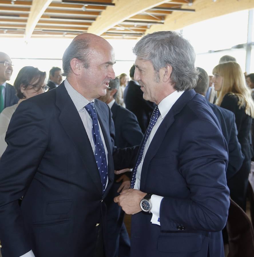 El ministro de Economía, Luis de Guindos en el Foro Empresarial de El Norte en Valladolid (2/2)