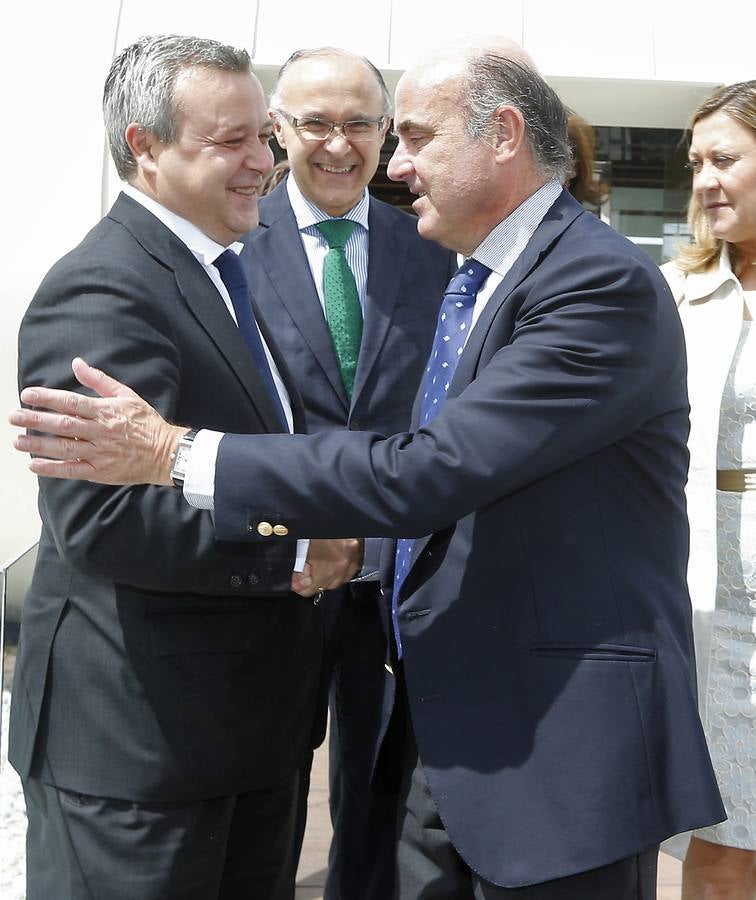 El ministro de Economía, Luis de Guindos en el Foro Empresarial de El Norte en Valladolid (2/2)