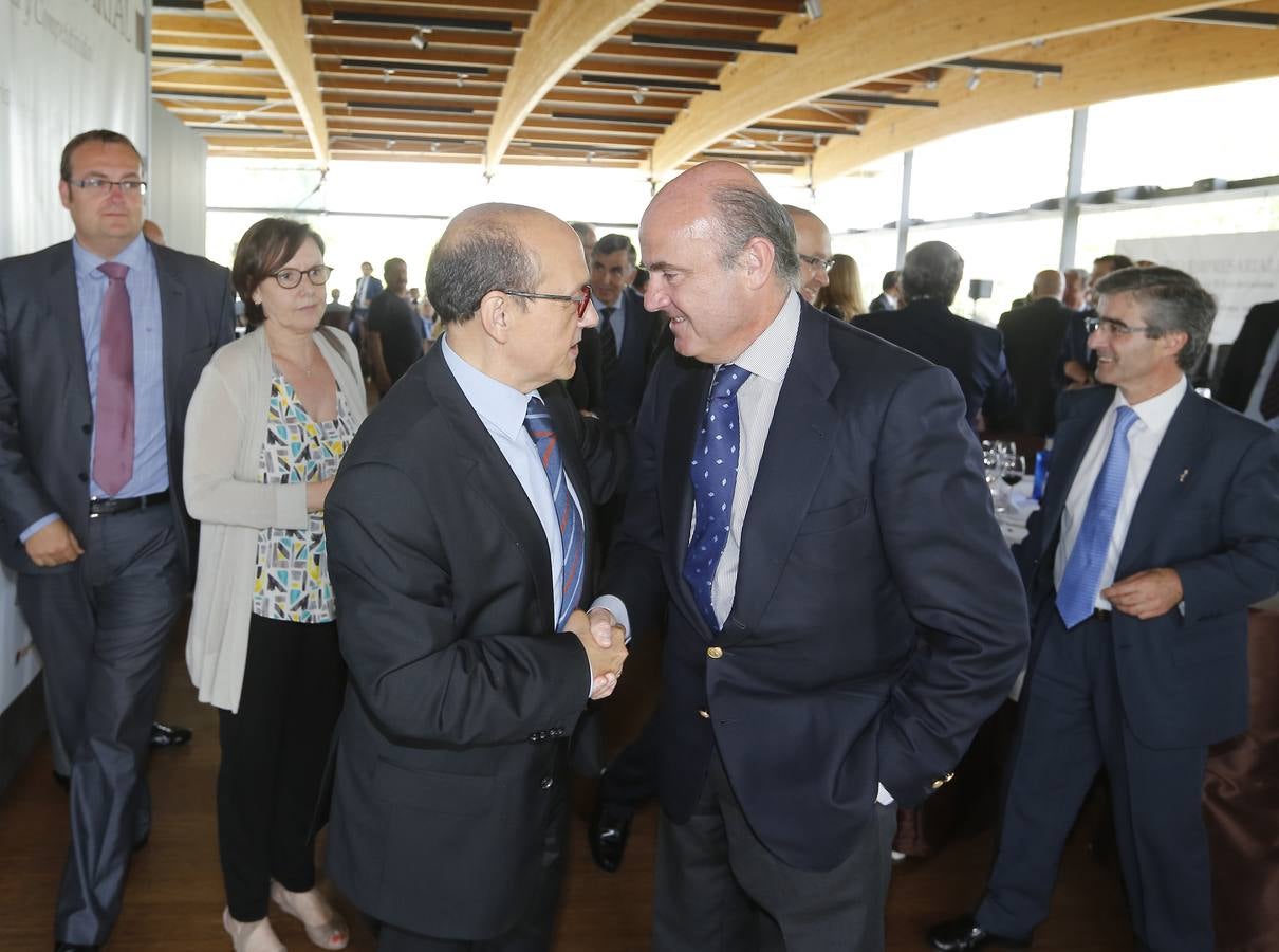 El ministro de Economía, Luis de Guindos en el Foro Empresarial de El Norte en Valladolid (2/2)
