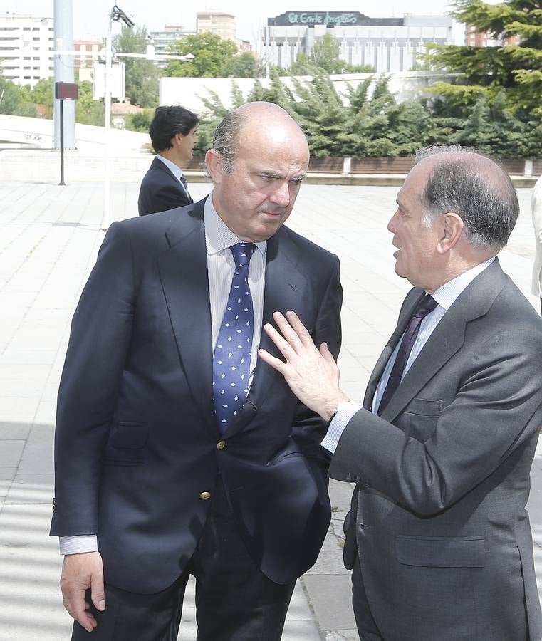 El ministro de Economía, Luis de Guindos en el Foro Empresarial de El Norte en Valladolid (2/2)