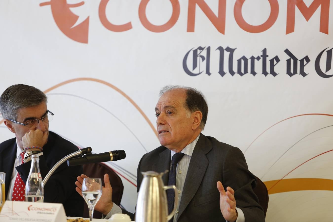 El consejero de Economía y Empleo, Tomás Villanueva (derecha), junto al subdirector de El Norte, José Ignacio Foces, en el Foro Económico de El Norte celebrado en Salamanca