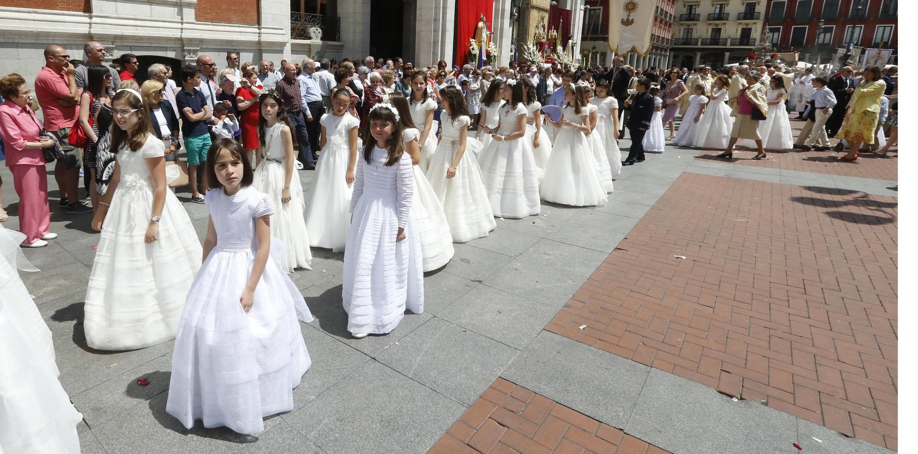La procesión del Corpus Christi llena Valladolid