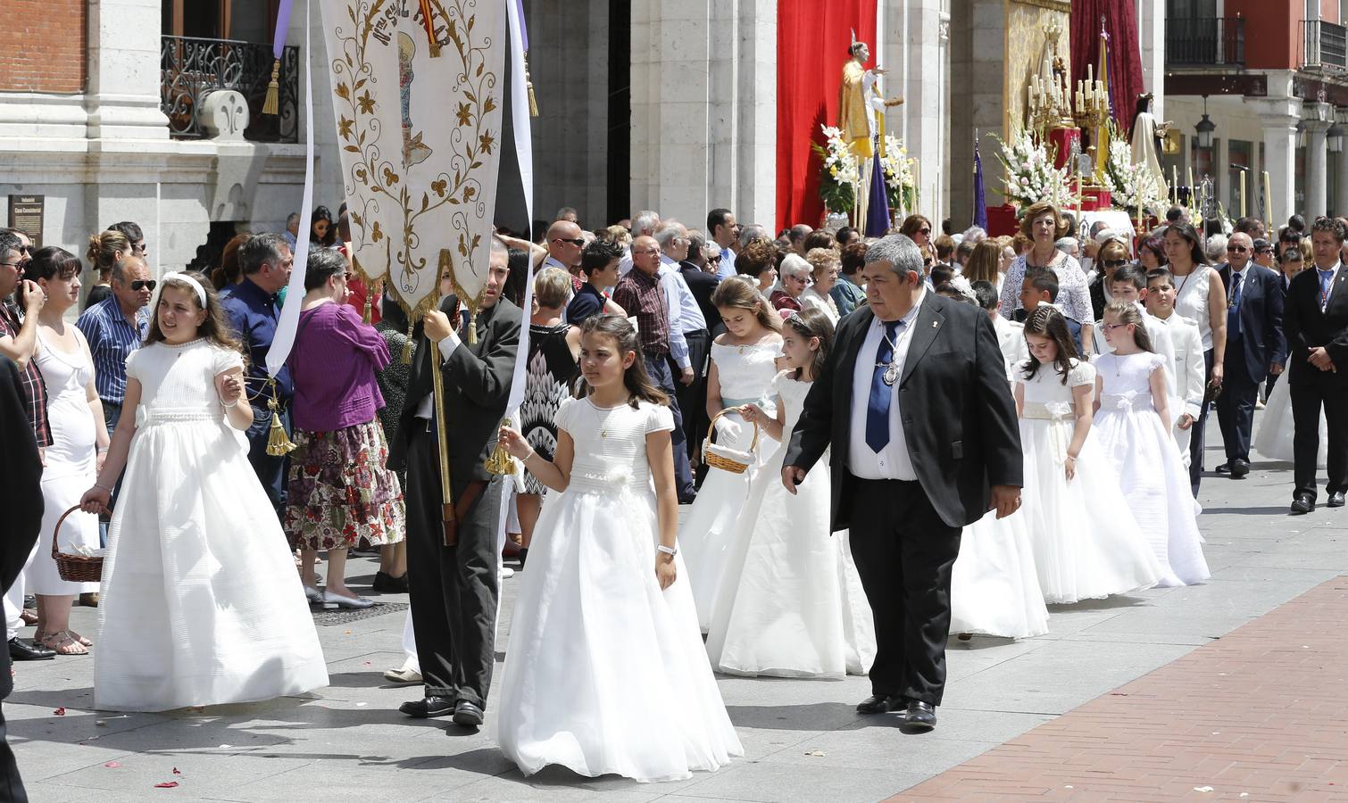 La procesión del Corpus Christi llena Valladolid