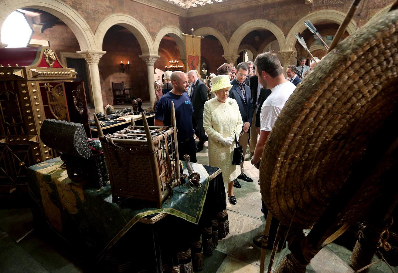 Isabel II, durante su visita al set.