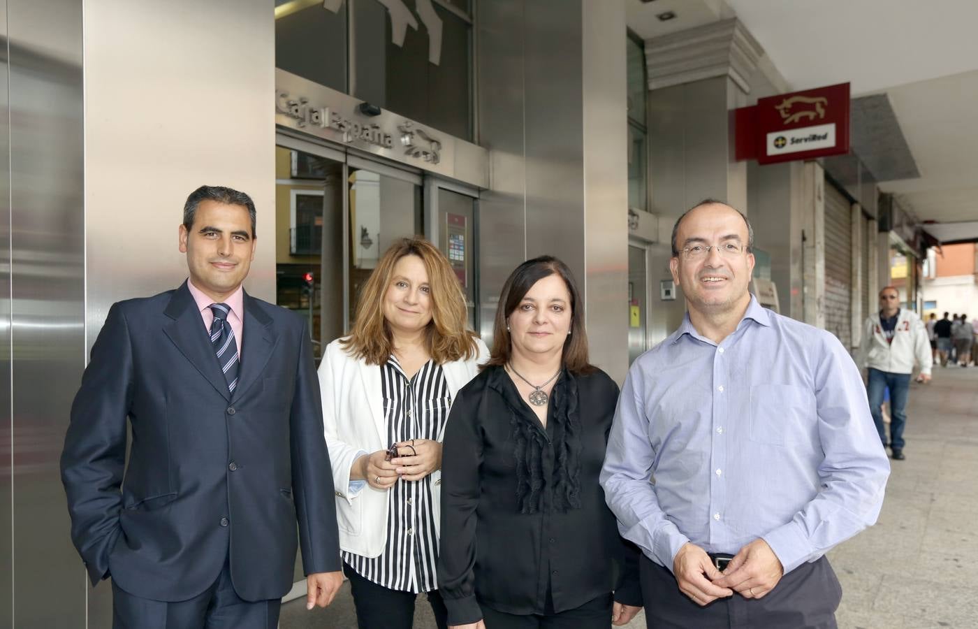 Víctor Ramírez, de DKV Seguros Médicos; Ana Santiago, de El Norte de Castilla; la ponente María Teresa de Pedro Herrero, dermatóloga y José Carlos Peña, también de DKV Seguros Médicos, en la sede de CajaEspaña-Caja Duero de Valladolid.