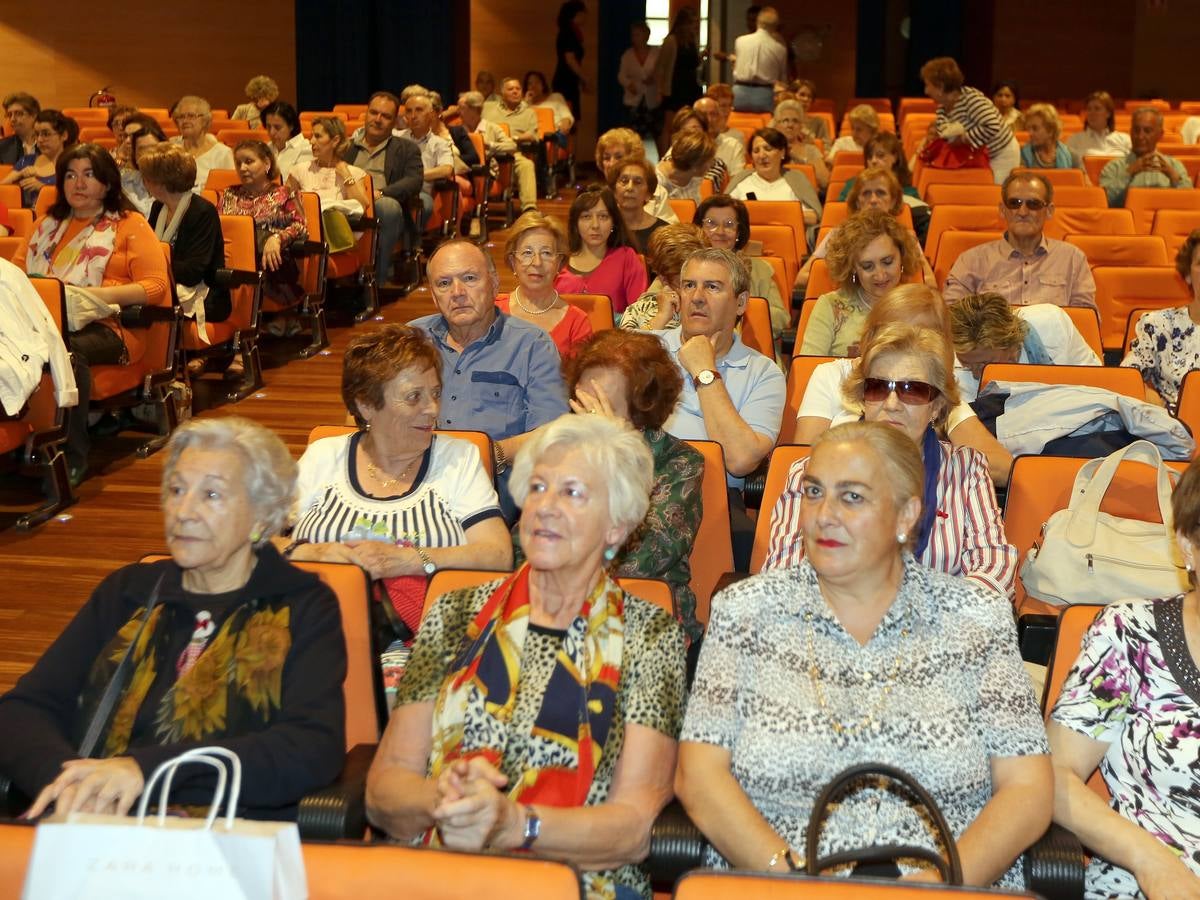 El público sigue en el salón de actos de Caja España-Caja Duero la conferencia de la doctora Teresa de Pedro.