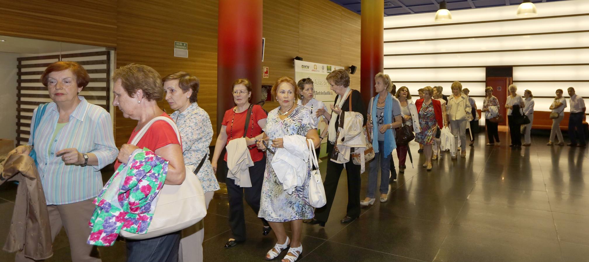 El público hacía cola en el vestíbulo del salón de actos de Caja España-Caja Duero para asistir a la conferencia de salud.