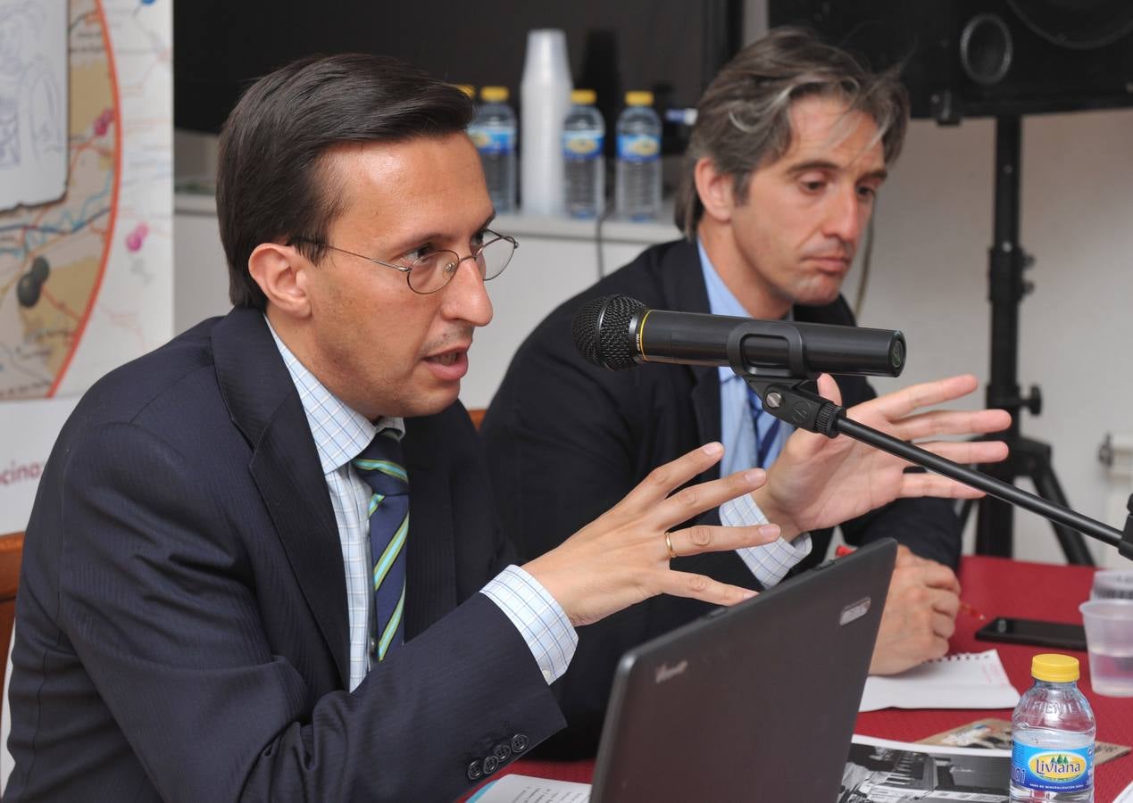 Javier Burrieza y Enrique Berzal, durante la conferencia celebrada en el Espacio Joven de Mojados.