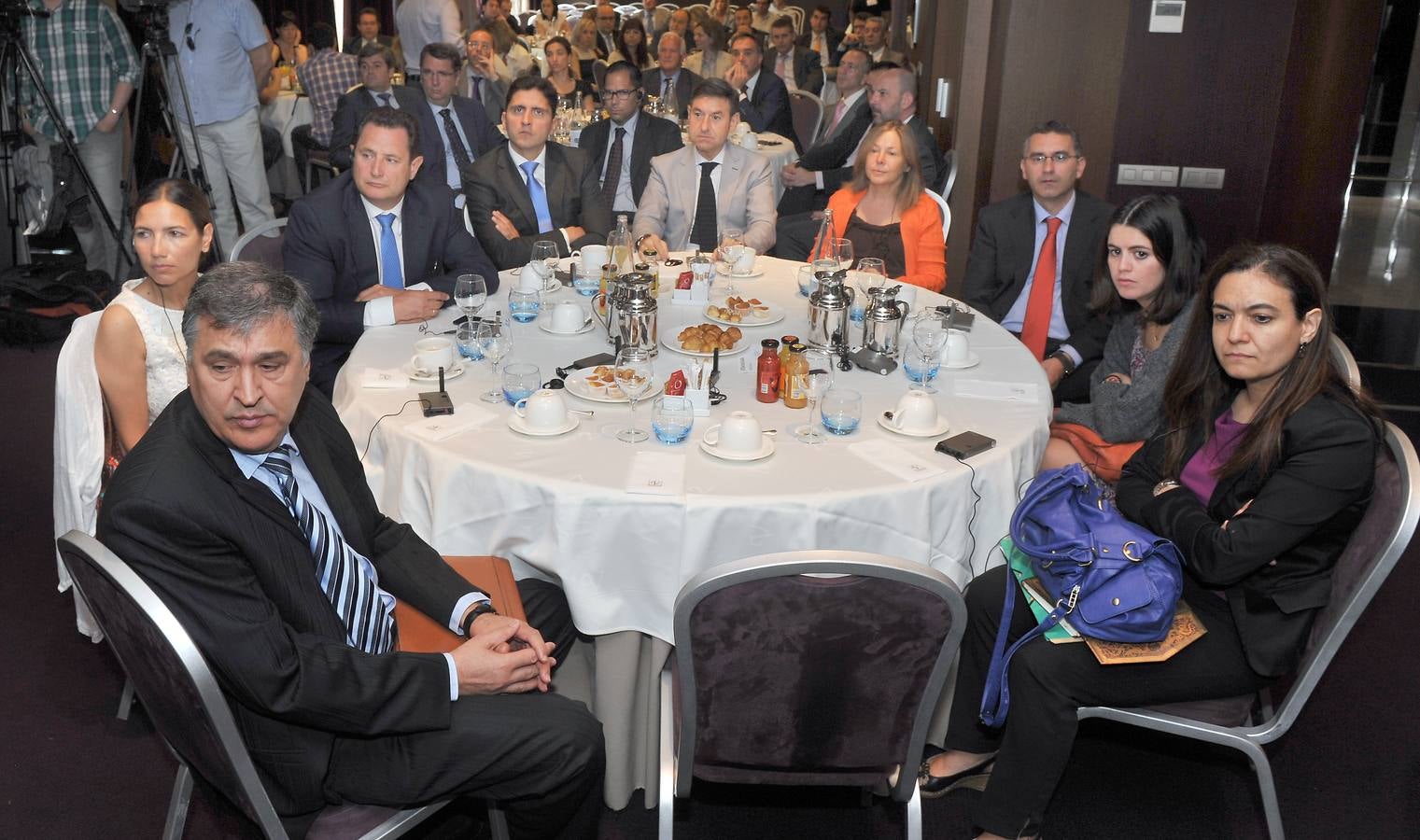 Juan Miguel Martínez Gabaldón, director general de Gullón; Marta Mateo (El Norte); Teófilo Gómez (Laboral Kutxa); Jorge Aguilar (BBVA); Jesús Ortega (Colegio de Gestores); Reyes Gómez de Liaño (Colegio de Registradores); Manuel Perucho (Fundación San Pablo-CEU); Ana Lozano (El Norte) y María José de la Calle (Asociación Provincial de Hostelería).