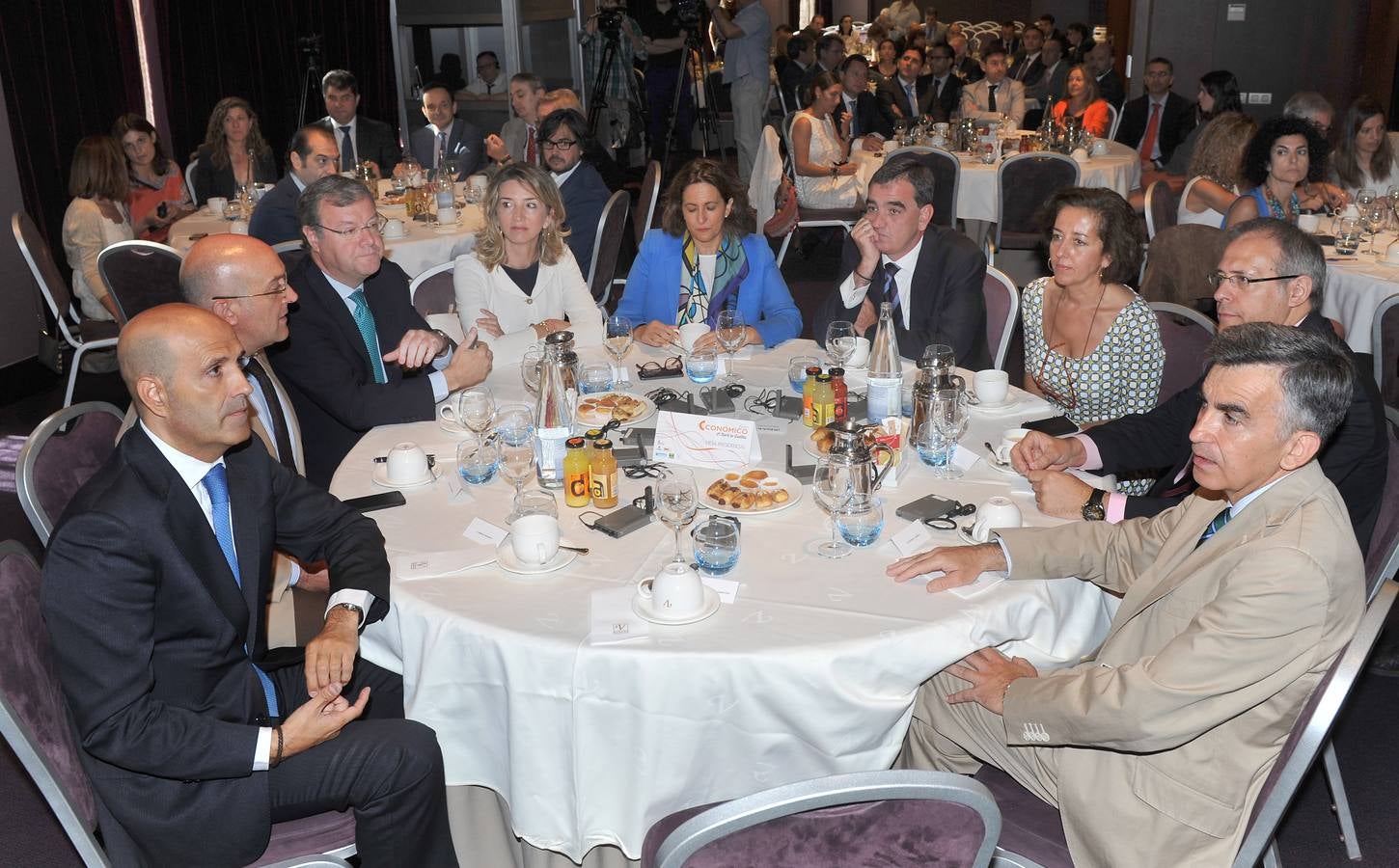 Enrique Maganto, director territorial del Banco Sabadell; Jesús Julio Carnero, presidente de la Diputación de Valladolid; Antonio Silván, consejero de Fomento y Medio Ambiente, Alicia García, consejera de Cultura y Turismo; Isabel Borrego, secretaria de Estado de Turismo; Ignacio Pérez, director general de El Norte de Castilla; Mercedes Cantalapiedra, teniente de alcalde del Ayuntamiento de Valladolid; José Antonio Martínez Bermejo, subdelegado del Gobierno en Valladolid; y Patricio Llorente, presidente de Collosa.