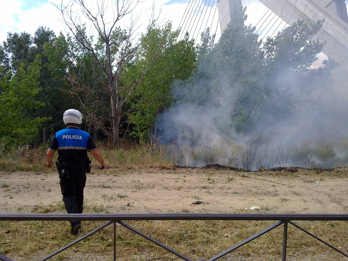 Incendio junto al Puente de la Hispanidad