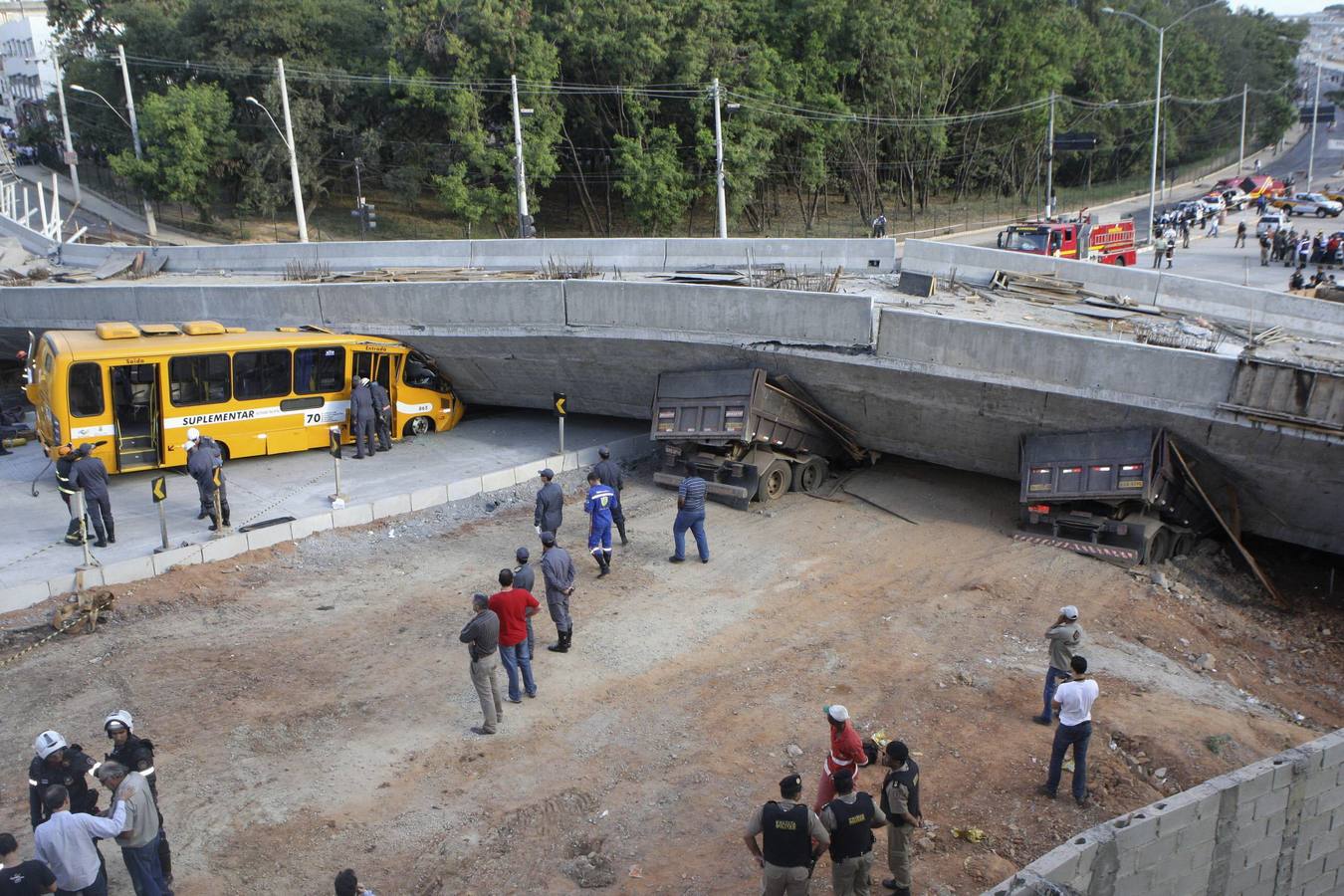 Derrumbe de un viaducto en Belo Horizonte