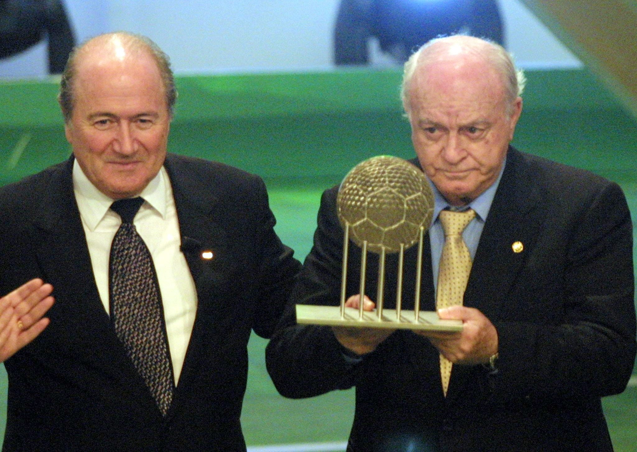 Alfredo Di Stefano (d), recoge de manos de Joseph Blatter,presidente de la FIFA, el premio que le acredita como integrante del "equipo del siglo".