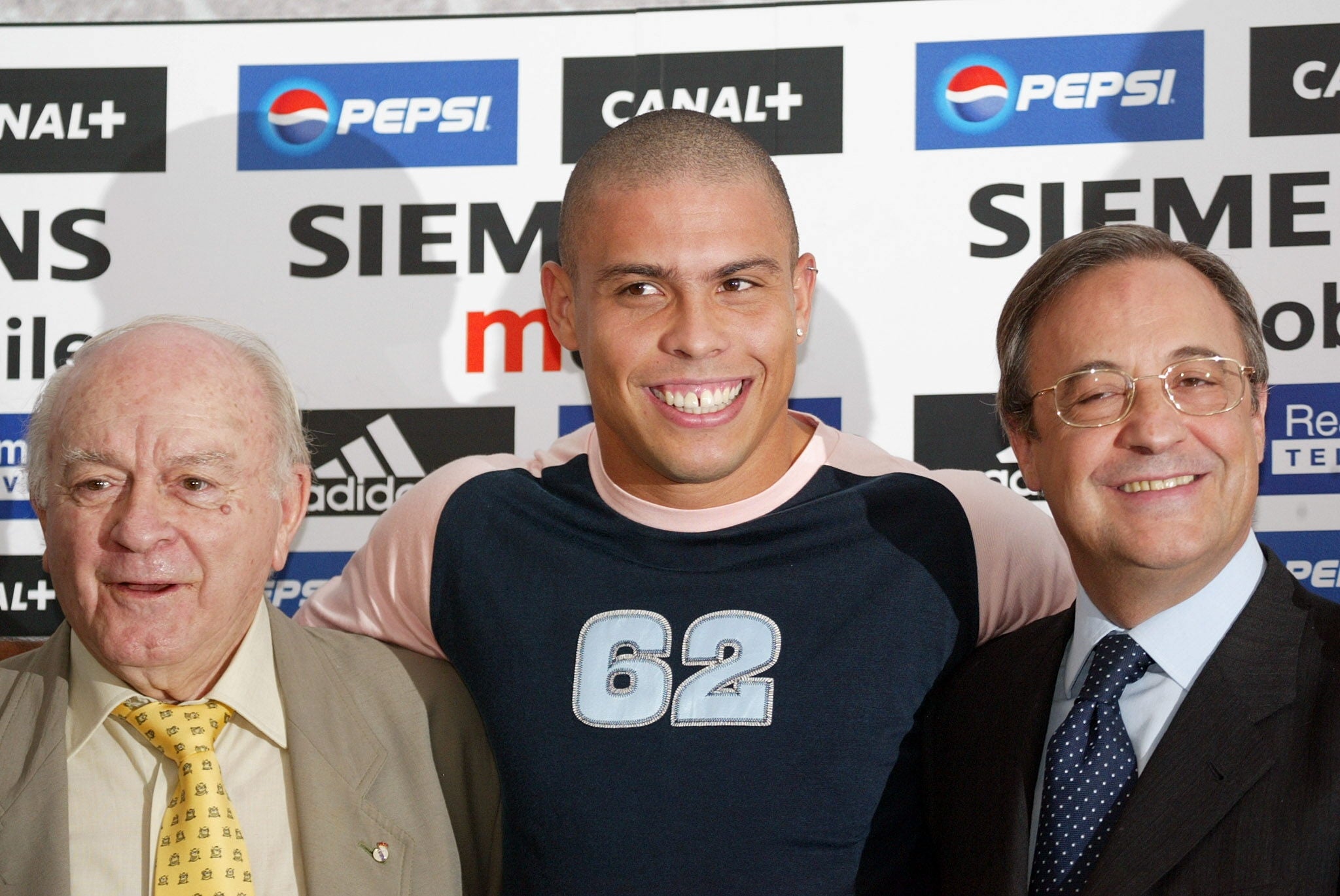 Di Stéfano (i), en la presentación del Ronaldo (c) como jugador del Real Madrid junto a Florentino Pérez (d).