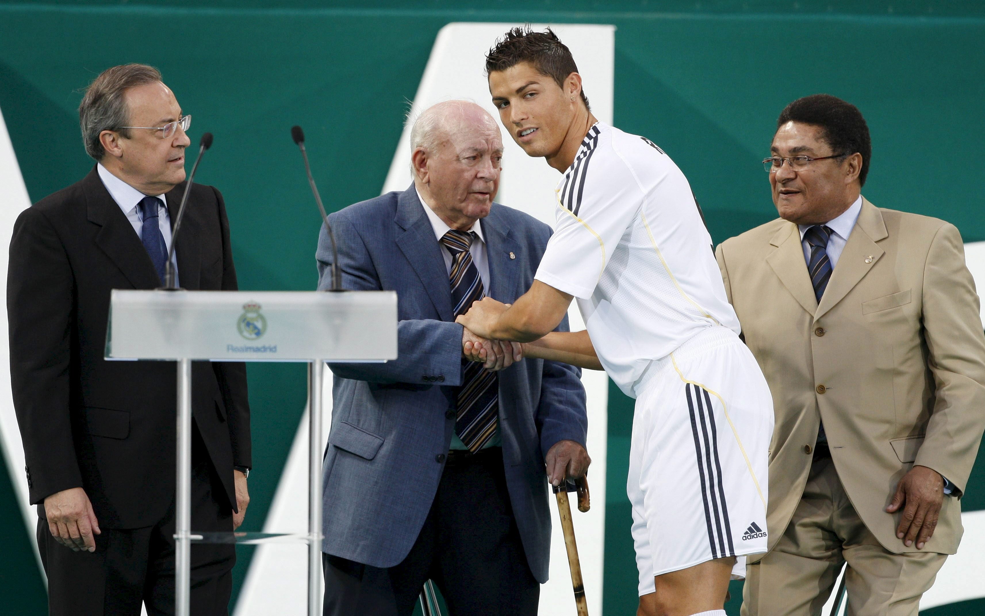 Di Stéfano da la mano a Cristiano Ronaldo durante su presentación como jugador del Real Madrid.