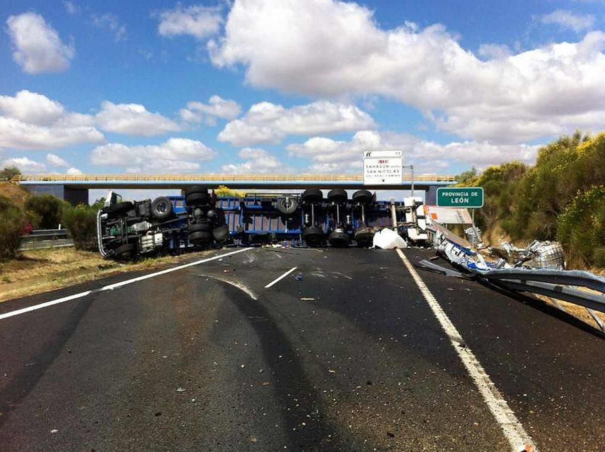 Vuelco de un camión en la A-231 a la altura de Moratinos (Palencia)