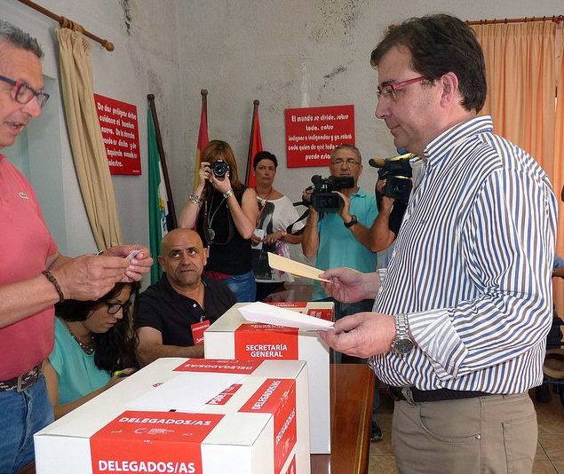 El voto de Fernández Vara. El secretario regional del PSOE en Extremadura, Guillermo Fernández Vara.