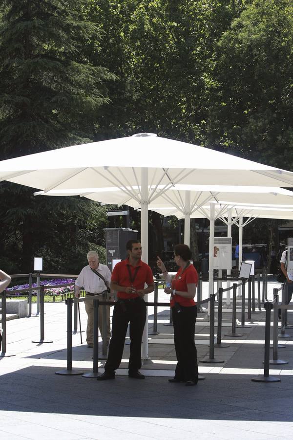 Dos trabajadores del Museo del Prado esperan a la entrada del museo, en una jornada con temperaturas de hasta 38 grados en plena ola de calor.