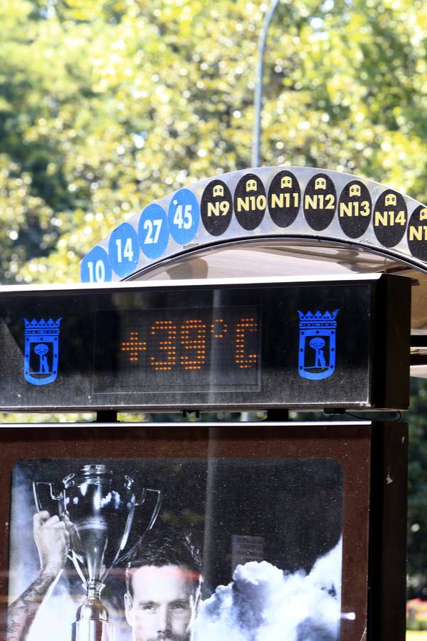 Un termómetro en la Plaza de Neptuno de Madrid marca 39º, en una jornada con temperaturas de hasta 38 grados en plena ola de calor