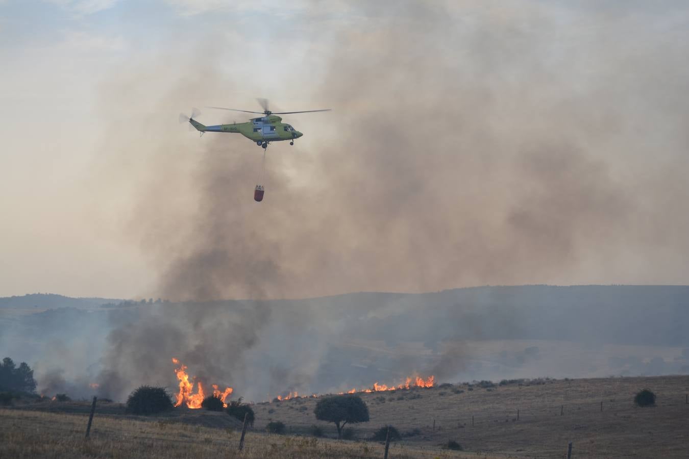 Labores de extinción del incendio forestal declarado en la provincia de Salamanca, cerca de Ciudad Rodrigo