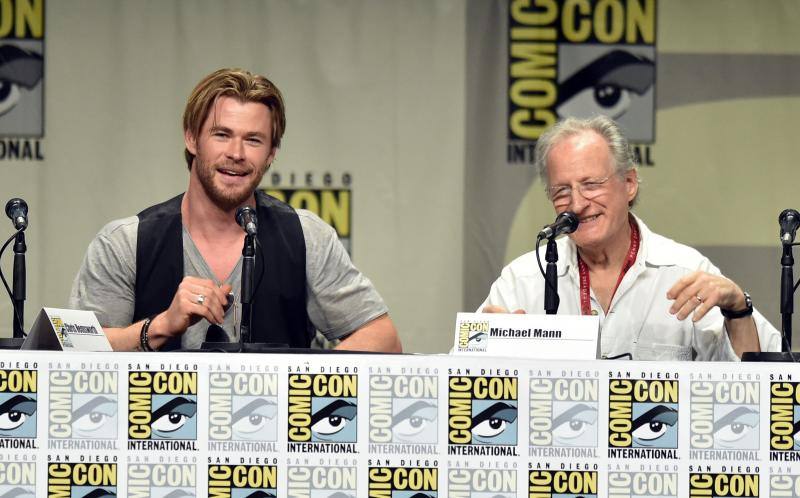 El actor Chris Hemsworth y el director Michael Mann