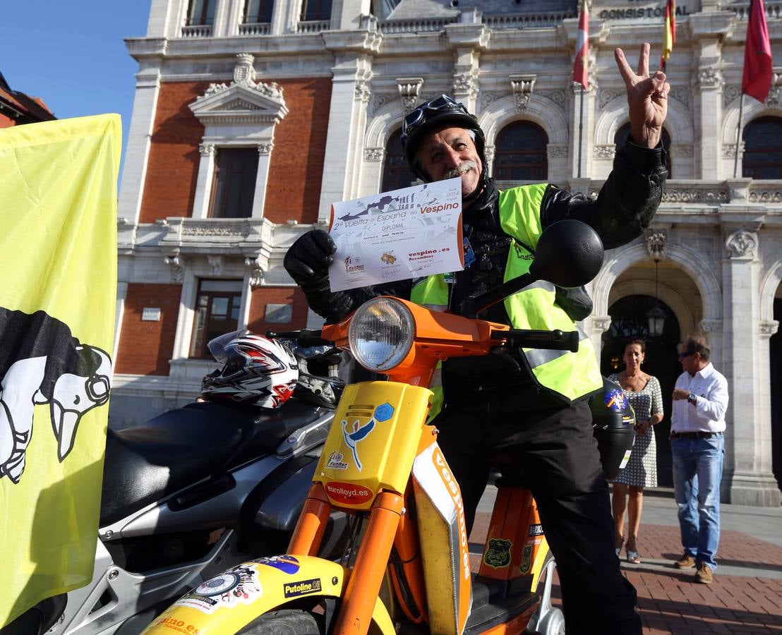 La II Vuelta España en Vespino llega a la Plaza Mayor de Valladolid