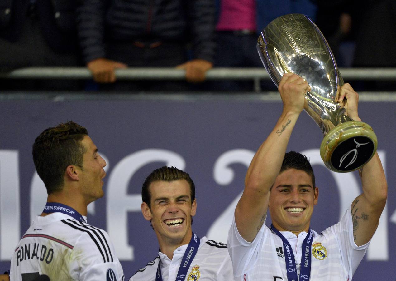 James levanta su primer trofeo con el Real Madrid.