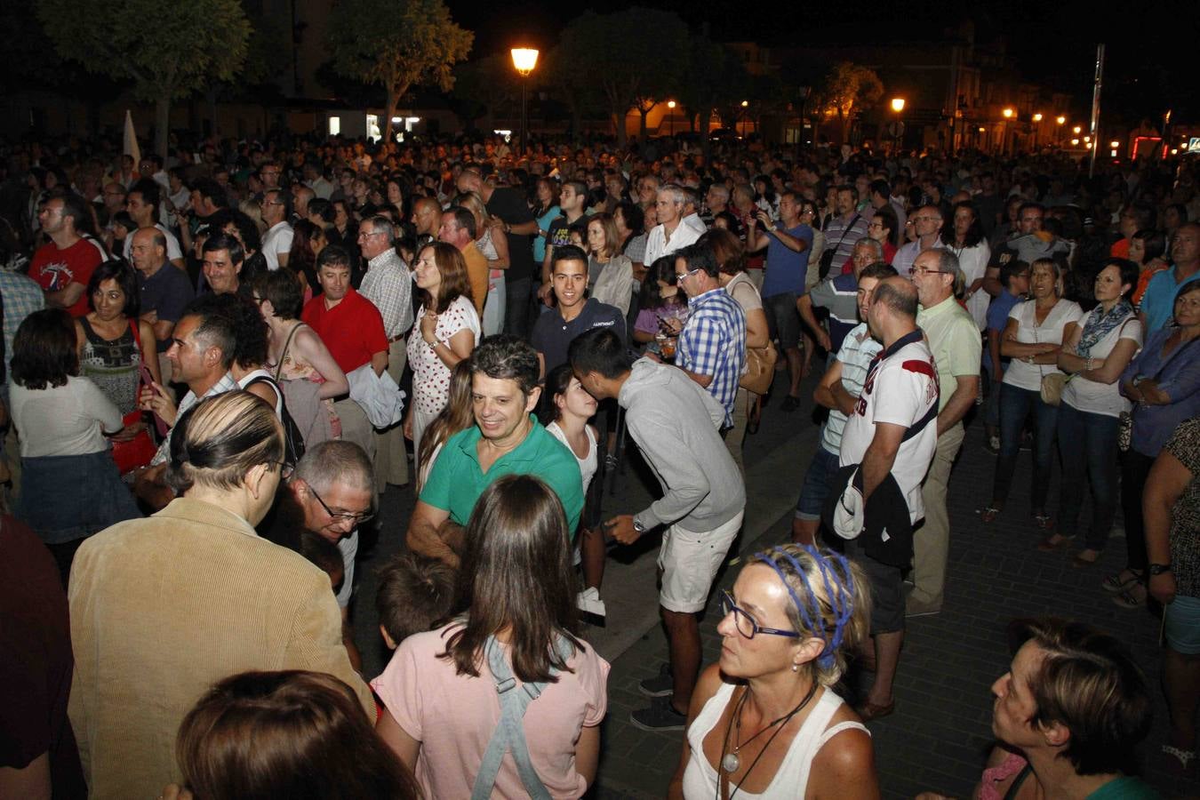 Concierto de Kiko Veneno y el grupo Delafé y las Flores Azules en Peñafiel (1/2)